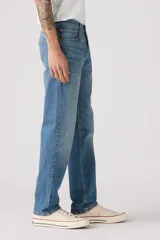 Jeans Levi's 511 Slim Fit color azul claro, con efecto desgastado y corte ajustado.