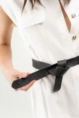 Cinturón de cuero color camel, tipo lazo simple, sin costuras ni agujeros, con punta afilada.