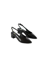 Zapato tipo slingback de charol negro con punta fina y taco cuadrado bajo de 4 cm. Presenta una tira ajustable en el talón con hebilla metálica.