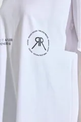 Remerón blanco de jersey 24/1 peinado, corte oversized, mangas cortas y ruedo ancho. Estampa serigrafiada en frente y espalda a contratono.