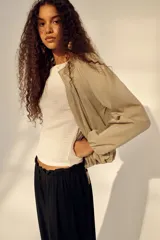 Pantalón globo negro de punto de crepé, con corte relajado, cintura elástica de tiro bajo con cordón ajustable y puños anchos en las piernas.