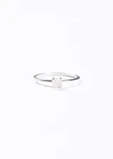 Anillo de plata 925 con engarce de cuatro garras, montando una piedra luna de 4mm de diámetro.