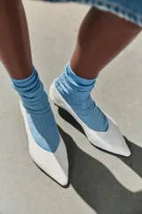 Zapato de tacón tipo kitten, confeccionado en piel soft color blanco, con diseño de escote en pico, acabado en punta y tacón fino.