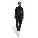 Conjunto deportivo Adidas Essentials Big Tracksuit color negro, compuesto por una campera de cuello alto con cierre frontal y el logo de la marca en la manga, y un pantalón largo de corte clásico.