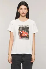 Remera de jersey de algodón blanca con calce regular, cuello redondo y mangas cortas. Presenta una estampa frontal con la leyenda "The Rocking Lovers" y una imagen de un cenicero en forma de corazón con cigarrillos.