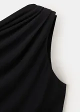 Vestido largo negro de corte entallado, con diseño asimétrico de un solo hombro, detalle fruncido lateral y tajo en la pierna.