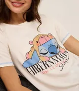 Conjunto de pijama compuesto por una remera de manga corta color crema con estampa frontal de Stitch y un short color bordó con estampado integral de Stitch. Ambas prendas están confeccionadas en viscosa con elastano.