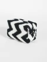 Estuche rectangular de poliéster con textura de borreguito y estampado de zig zag en blanco y negro.