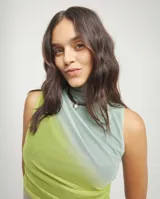 Collar de cuero marrón con múltiples tiras y un dije de bola grande de aleación de metales bañada en plata de ley. Cierre de cadena ajustable en tono plateado.