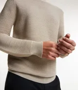 Suéter celeste de punto con textura acanalada horizontal, cuello redondo y mangas largas con puños ajustados.