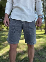 Bermuda de jean gris oscuro con efecto acid wash, bolsillos delanteros aplicados y costuras destacadas.