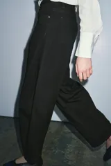 Jeans de tiro medio con corte balloon leg y largo al tobillo. Presenta diseño de cinco bolsillos, cintura con trabillas y cierre frontal con cremallera y botón metálico.