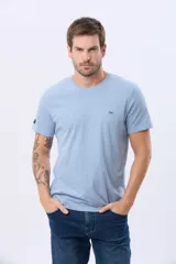 Remera lisa de manga corta y cuello redondo, color gris oscuro, de calce cómodo con pequeño logo bordado en el pecho.