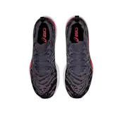 Championes de running Asics Gel-Cumulus 23 MK, color gris oscuro con detalles en negro, blanco y rosa. Presentan tecnología FlyteFoam en la entresuela para mayor amortiguación y un diseño de tejido superior transpirable.