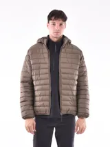 Campera puffer con capucha, diseño acolchado horizontal, cierre frontal y bolsillos laterales.