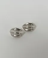 Par de aros plateados con forma de cúpula y diseño acanalado.