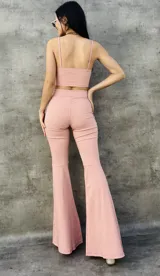 Pantalón Oxford de tiro alto, color rojo, con corte ajustado en la parte superior y acampanado en la parte inferior.