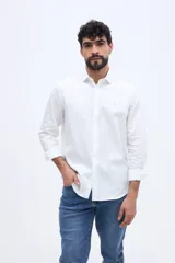 Camisa de manga larga color rosado, con cuello camisero, cierre frontal de botones y corte semi slim.
