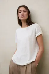 Remera de lino color bordó, de calce regular, con cuello redondo y mangas cortas con vuelta.