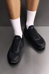 Zapatilla deportiva sin cordones Zara Athleticz de trail running, color negro, con parte superior de tejido de punto transpirable, refuerzos Shield Protect Max en puntera y talón, y entresuela Spume Foam.