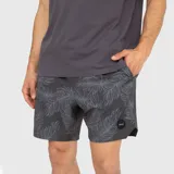 Short de baño color gris marengo con estampado de hojas de helecho en tono más claro. Presenta un parche circular con la marca en la parte inferior y bolsillos laterales.