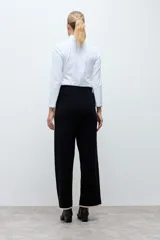 Pantalón tejido de corte recto y tiro alto, color negro con detalles de líneas laterales en tono beige. Posee cintura elástica para mayor comodidad.