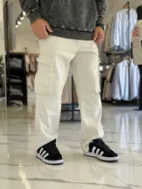 Pantalón de jean cargo color azul, con bolsillos laterales con solapa en los muslos, corte recto y holgado.