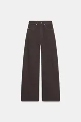 Jeans de tiro alto y estilo extra wide leg, con diseño de cinco bolsillos y lavado desgastado. Cuenta con cierre frontal con cremallera y botón metálico.