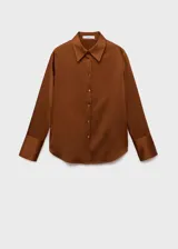 Camisa de poliéster con acabado satinado en color tostado, cuello camisero, manga larga con puños anchos abotonados y cierre frontal de botones.
