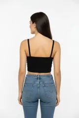 Top de algodón con textura acanalada, corte al cuerpo, cuello cuadrado y breteles finos.