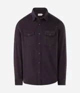 Camisa de hombre de corte regular confeccionada en terciopelo de algodón, con cuello clásico, cierre frontal de botones y dos bolsillos con solapa en el pecho.