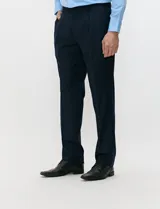 Ambo de doble abotonadura color azul marino, confeccionado en tejido con spandex. Saco de solapas en punta, hombros estructurados y bolsillos con solapa. Pantalón de corte recto con pinza frontal.
