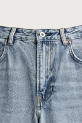 Jeans flare fit de denim negro, tiro medio, ajustados arriba y con botamanga acampanada. Cuentan con cinco bolsillos, lavado efecto gastado y bajo con acabado irregular. Cierre frontal con cremallera y botón.