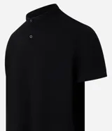 Chomba celeste de corte slim, confeccionada en tejido piquet texturizado de algodón, con cuello mao y cierre frontal parcial con botones.