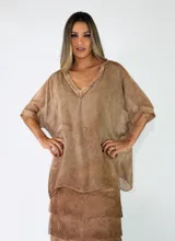 Blusa de viscosa color chocolate con efecto batik o gastado, escote en V y mangas cortas amplias de corte holgado.