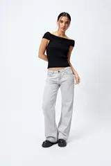 Jean recto de tiro bajo, confeccionado en denim con efecto degradado de color y terminaciones deshilachadas.