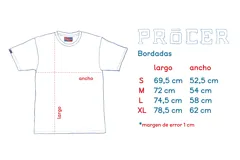 Remera blanca de algodón de alto gramaje con bordado en el pecho de un jugador de fútbol.