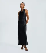 Vestido midi de satén color negro, con escote degagê drapeado y espalda abierta con tiras ajustables. Presenta un corte fluido y elegante.
