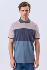 Remera polo de piqué con diseño de franjas horizontales en bloques de color, manga corta, cuello camisero y cartera de botones.