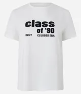 Remera blanca de algodón con cuello redondo y mangas cortas. Estampa frontal con la frase "class of '90 in my clubber era" en color negro.