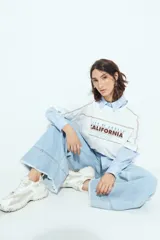 Jean de tiro bajo color negro, de silueta relajada y holgada, con deflecado en el bajo.