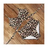Conjunto de bikini de dos piezas de la marca Uniteduy, compuesto por un crop top amarillo liso con diseño cruzado y tirantes finos, y una bombacha de tiro alto con estampado floral y de hojas en tonos amarillos, verdes y blancos.