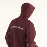 Campera deportiva New Balance de hombre, modelo Trackside, en color bordó con capucha ajustable, cierre frontal, bolsillos laterales y detalles de ribetes blancos en contraste.
