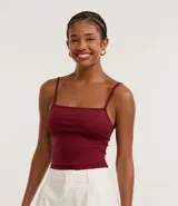 Top cropped de tirantes finos, escote cuadrado y corte ajustado, color rojo oscuro.