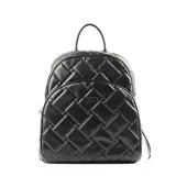 Mochila negra de símil cuero acolchado, con diseño de rombos y logo de XL Extra Large al frente. Tiene acceso con cierre, correa regulable y herrajes plateados.