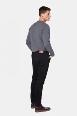 Pantalón de jean skinny color celeste claro, de corte ajustado y silueta definida.
