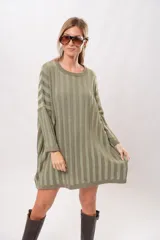Vestido tipo buzo largo verde con rayas verticales en relieve, cuello redondo y mangas largas.
