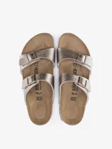 Sandalias Birkenstock modelo Sydney, color plateado, con dos correas ajustables con hebilla y plantilla anatómica de corcho y látex.