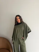 Conjunto de dos piezas de lanilla en color gris melange, compuesto por una blusa de corte amplio con mangas murciélago y escote bote, y un pantalón recto con bolsillos laterales.