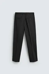 Pantalón de vestir regular fit color negro, confeccionado en tejido con mezcla de lana y elasticidad. Cuenta con cintura elástica, bolsillos frontales, bolsillos traseros de vivo con botón, y cierre frontal con cremallera y botón.